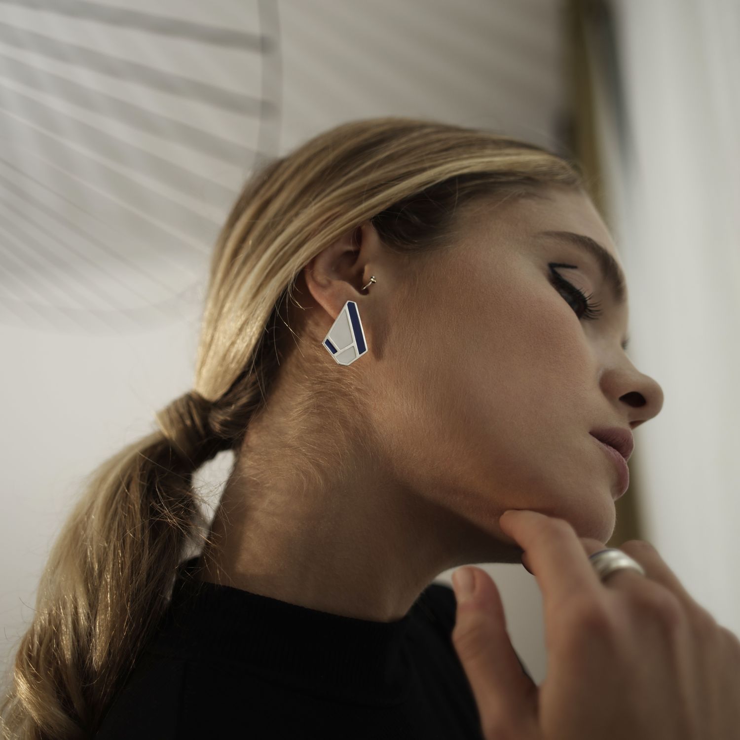 Boucles d'oreilles Olpi argent laque bleue jeu lumiere ombres