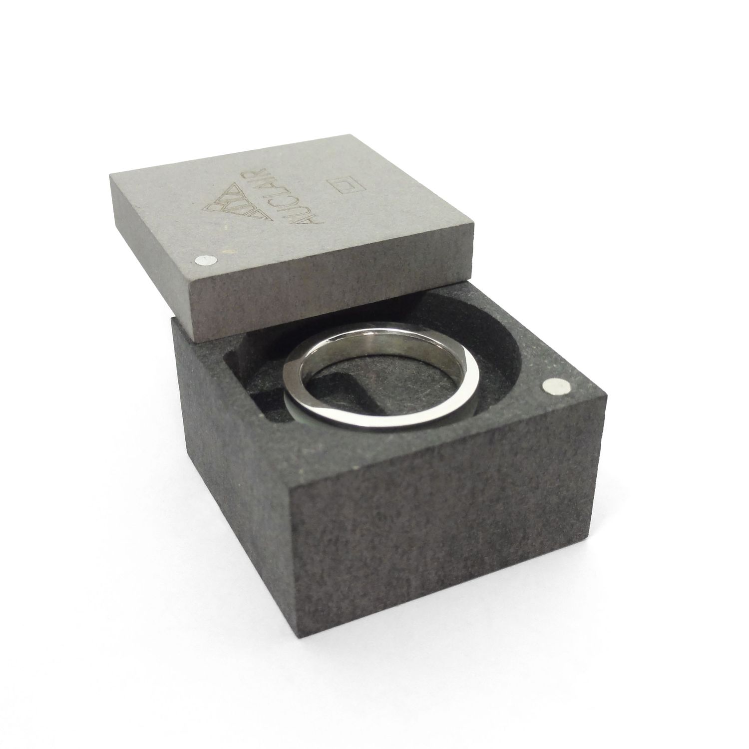 Bague argent boite ouverte bois blanc design Fouze Bague Fouze argent laque blanche boite ouverte fond blanc présentation raffinée