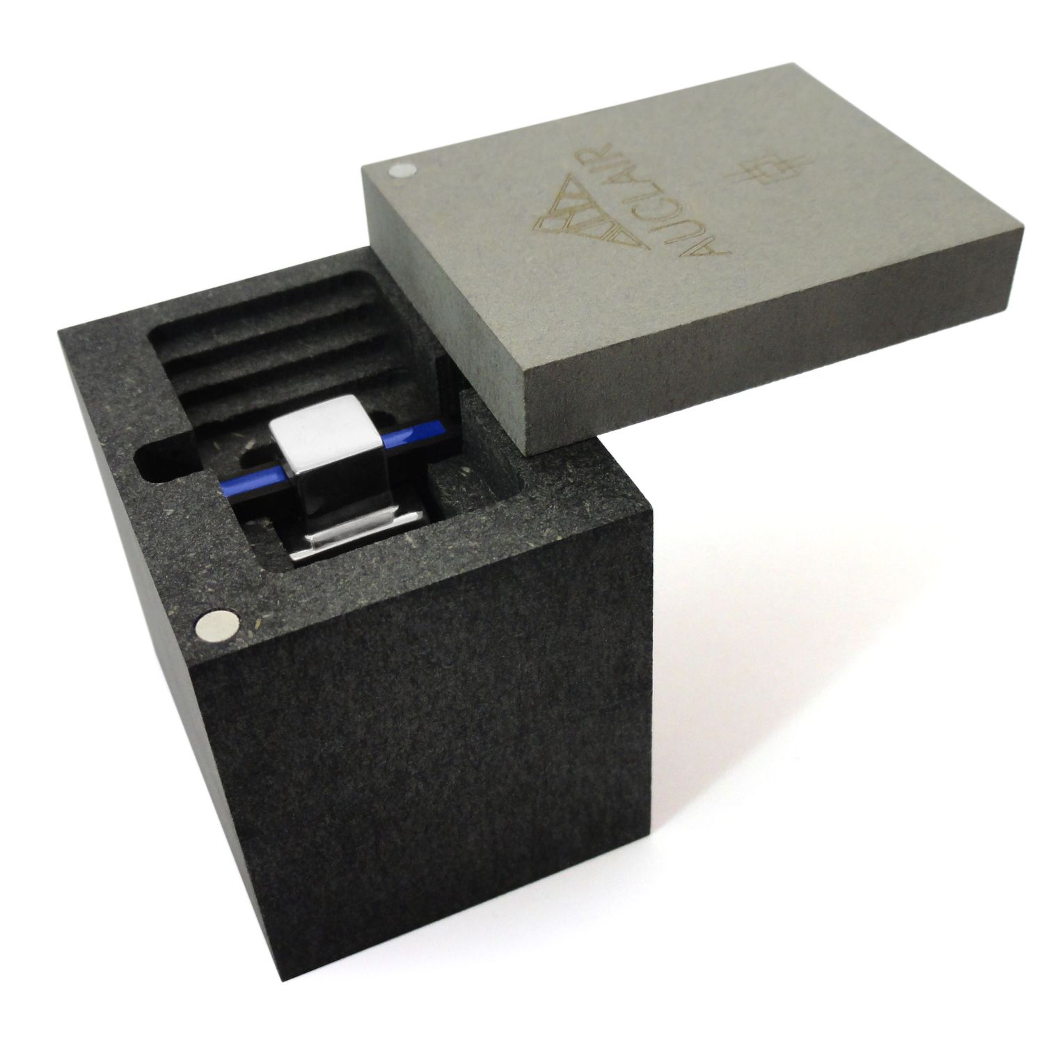 Bague éthique argent femme boite ouverte bois bleu Bague Adapa argent laque bleue boite ouverte fond blanc cadeau élégant