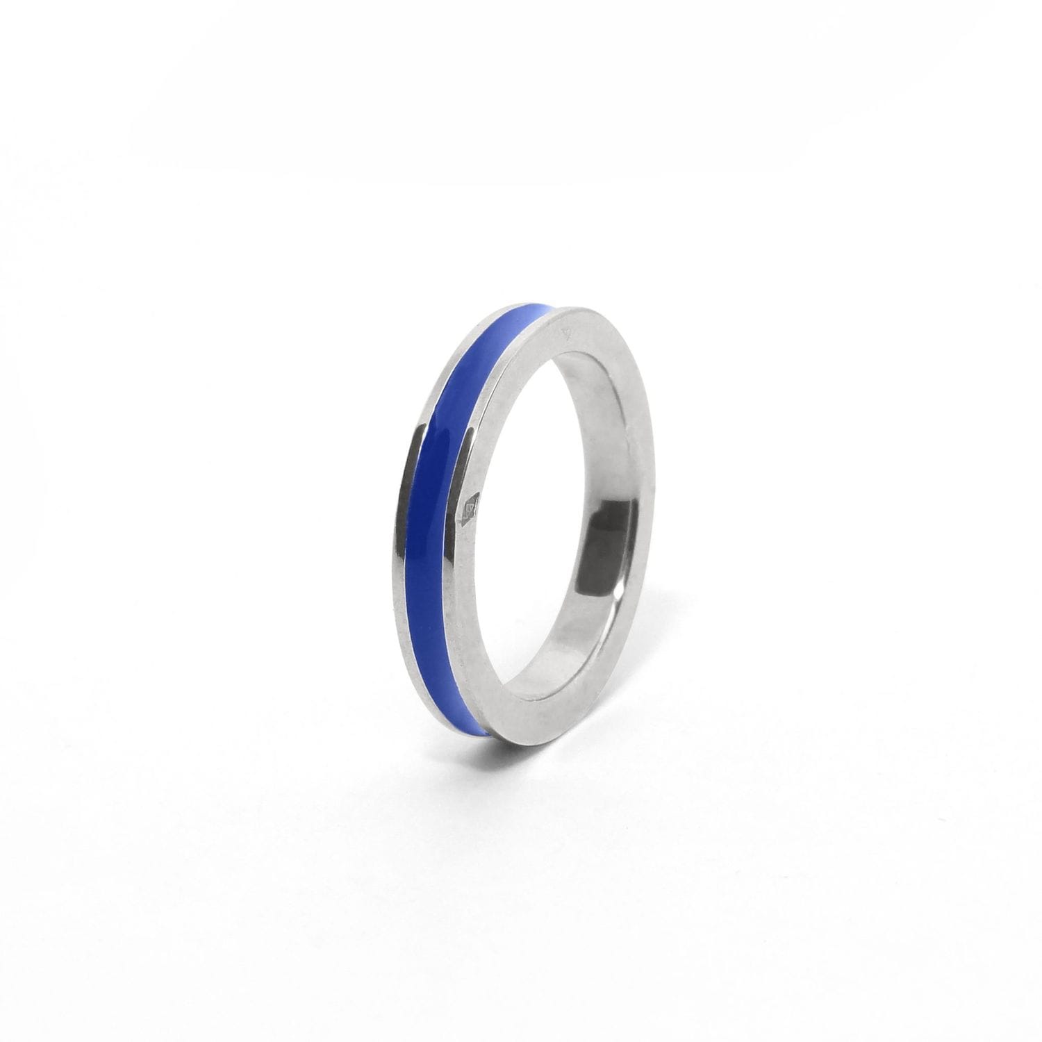 Bague Fouze argent laque bleue fond blanc bijou artisanal minimaliste