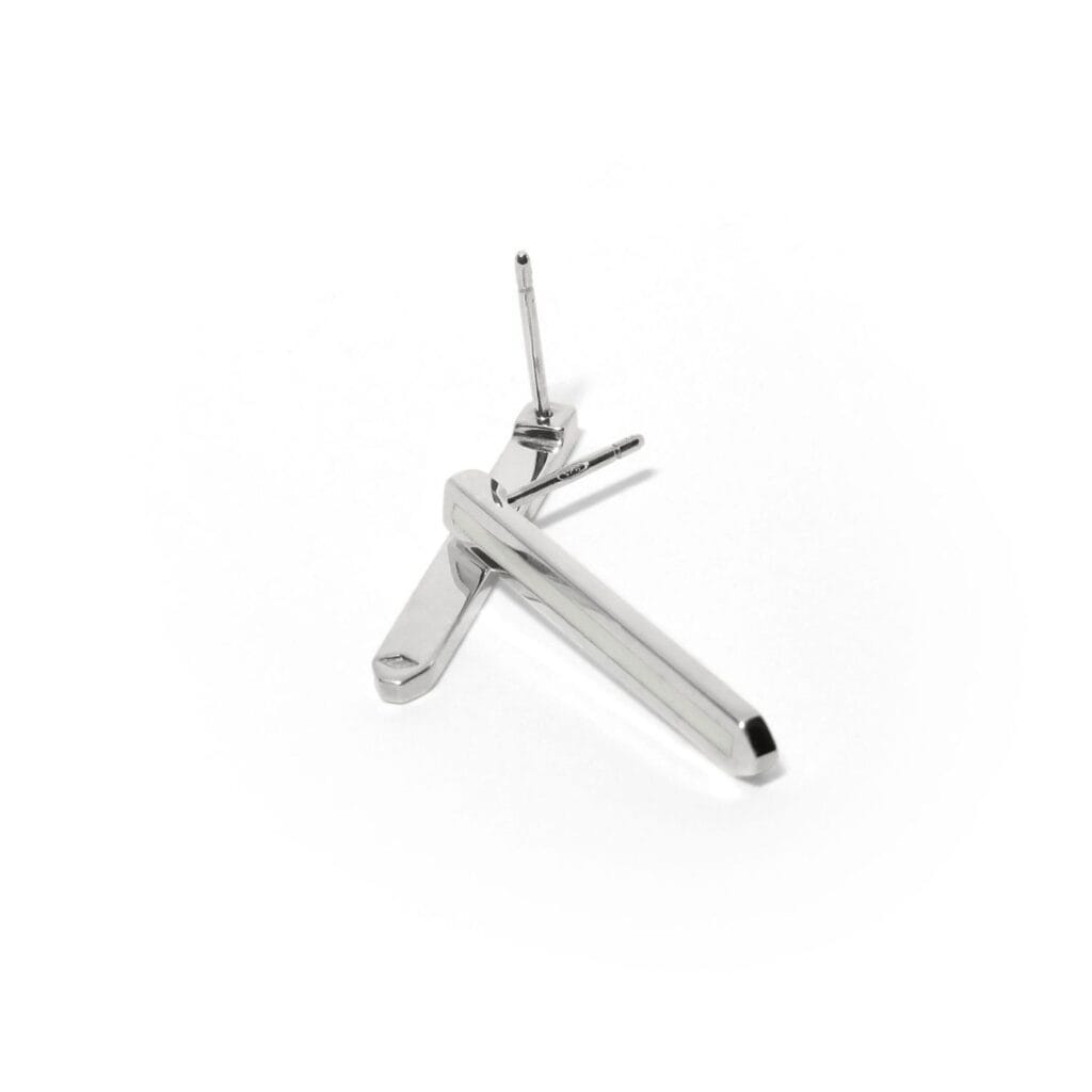 Boucles d'oreilles Suba argent laque blanche vue dos fond blanc elegance subtile