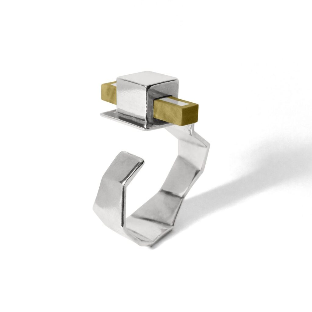 Bague Adapa argent laque blanche vue face bijou intemporel