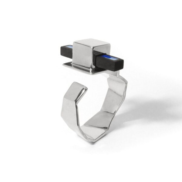 Bague Adapa argent laque bleue bois précieux riveté vue face bijou design artisanal