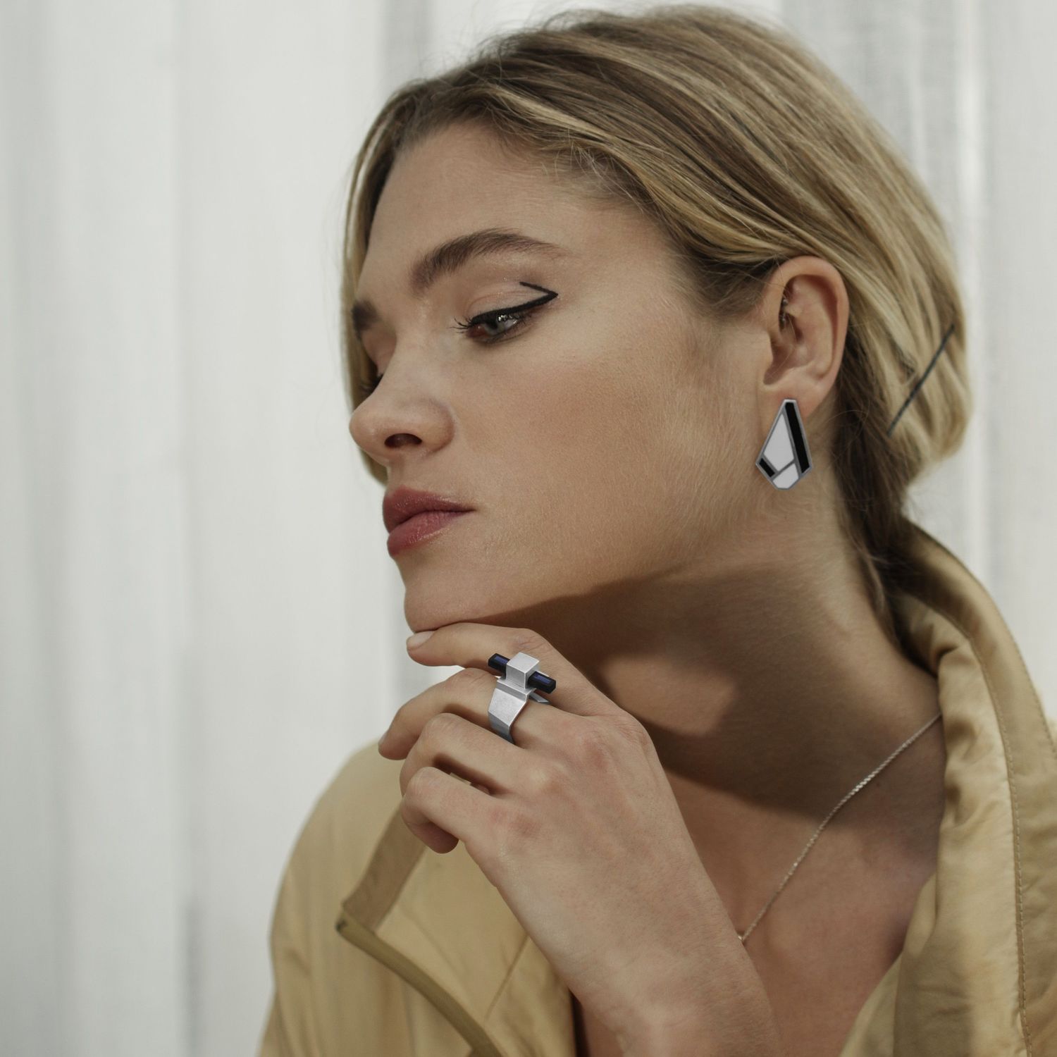 Bague femme Adapa argent laque bleue moderne Bague Adapa argent laque bleue femme près fenêtre style moderne