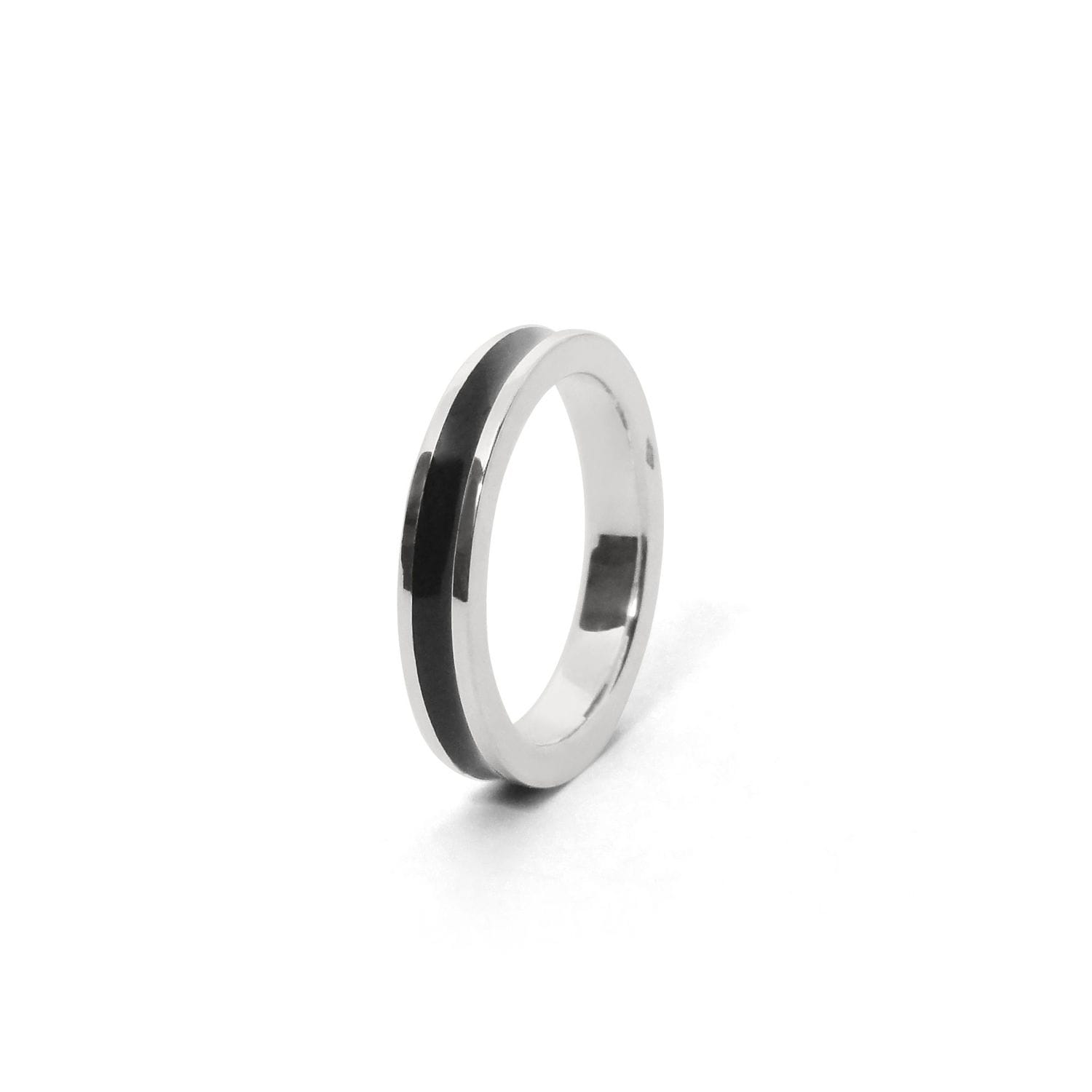 Bague Fouze argent laque noire fond blanc bijou artisanal lignes sobres