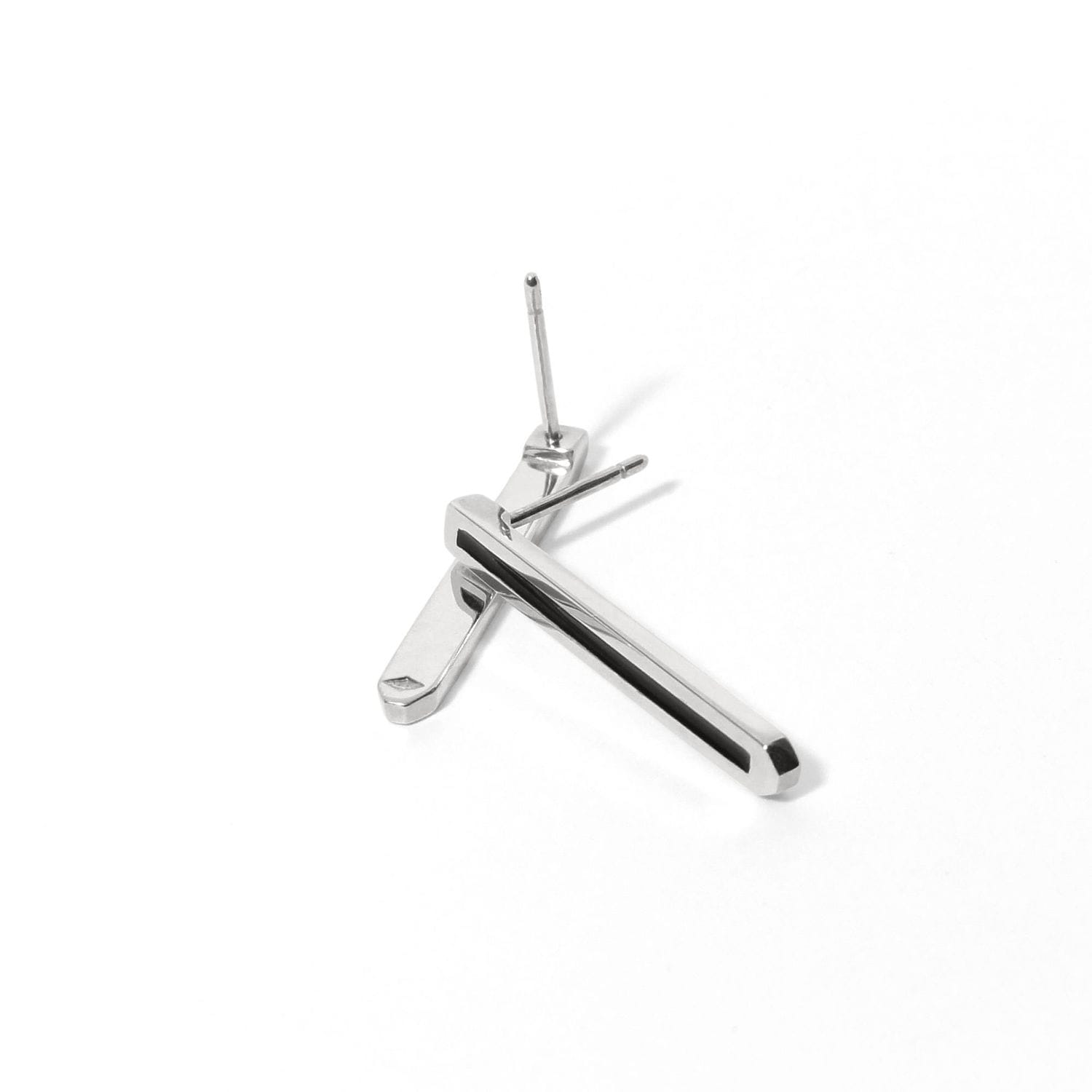 Boucles d'oreilles Suba argent laque noire vue dos fond blanc finitions soignees