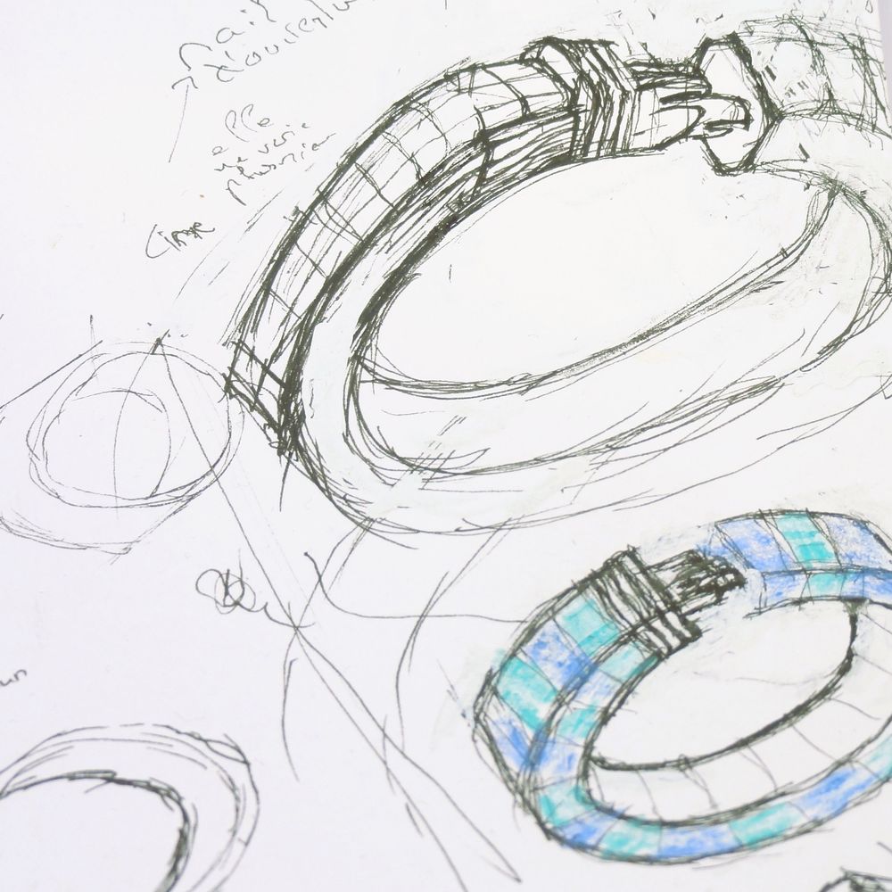 Croquis de recherche pour la creation de la bague Isiro representant une bague avec tete de aigle
