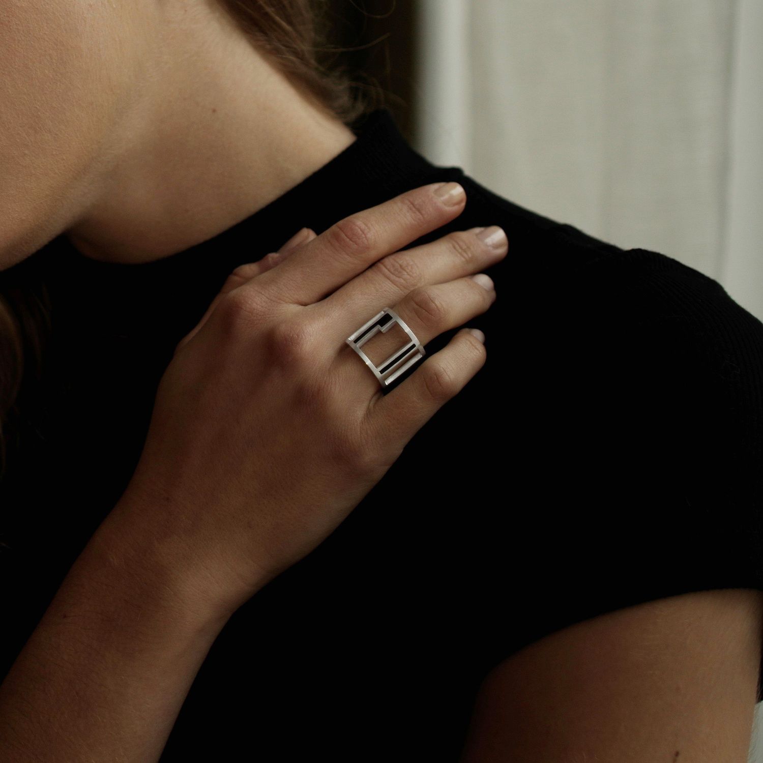 Femme bijoux argent laque noir style minimaliste Icto Femme bague Icto argent laque noir pull noir epaule