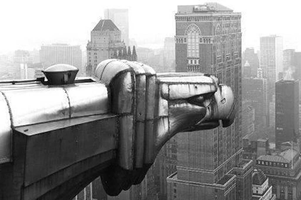 Gargouille emblematique du Chrysler Building avec buildings en arriere plan Inspiration pour la bague Isiro