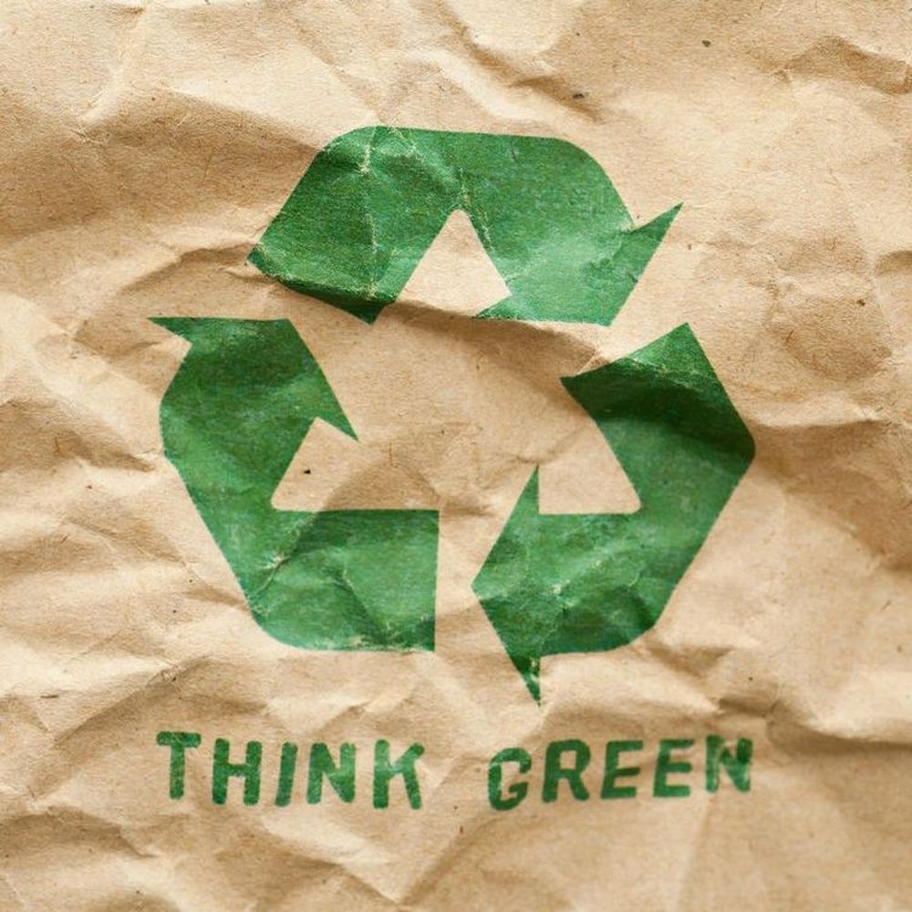 Papier durable froisse avec l'inscription Think Green representant emballage responsable Auclair Creation