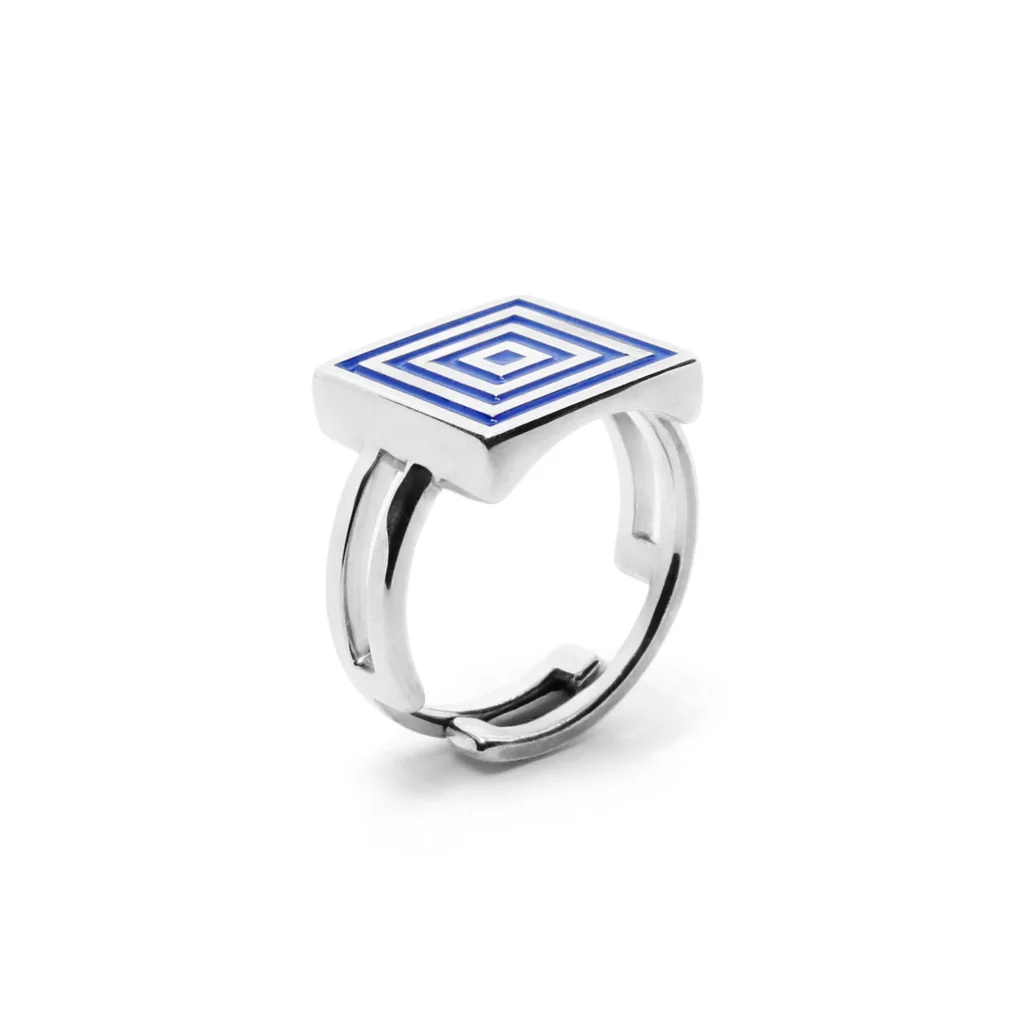 Bague Kabi en argent 925 recyclé avec laque bleue vue de face sur fond blanc bijou au motif concentrique pour un style affirmé