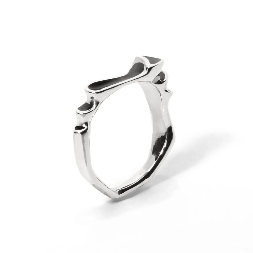 Bague Oua en argent 925 recyclé avec laque noire vue de face sur fond blanc pièce destruturée aux six bassins