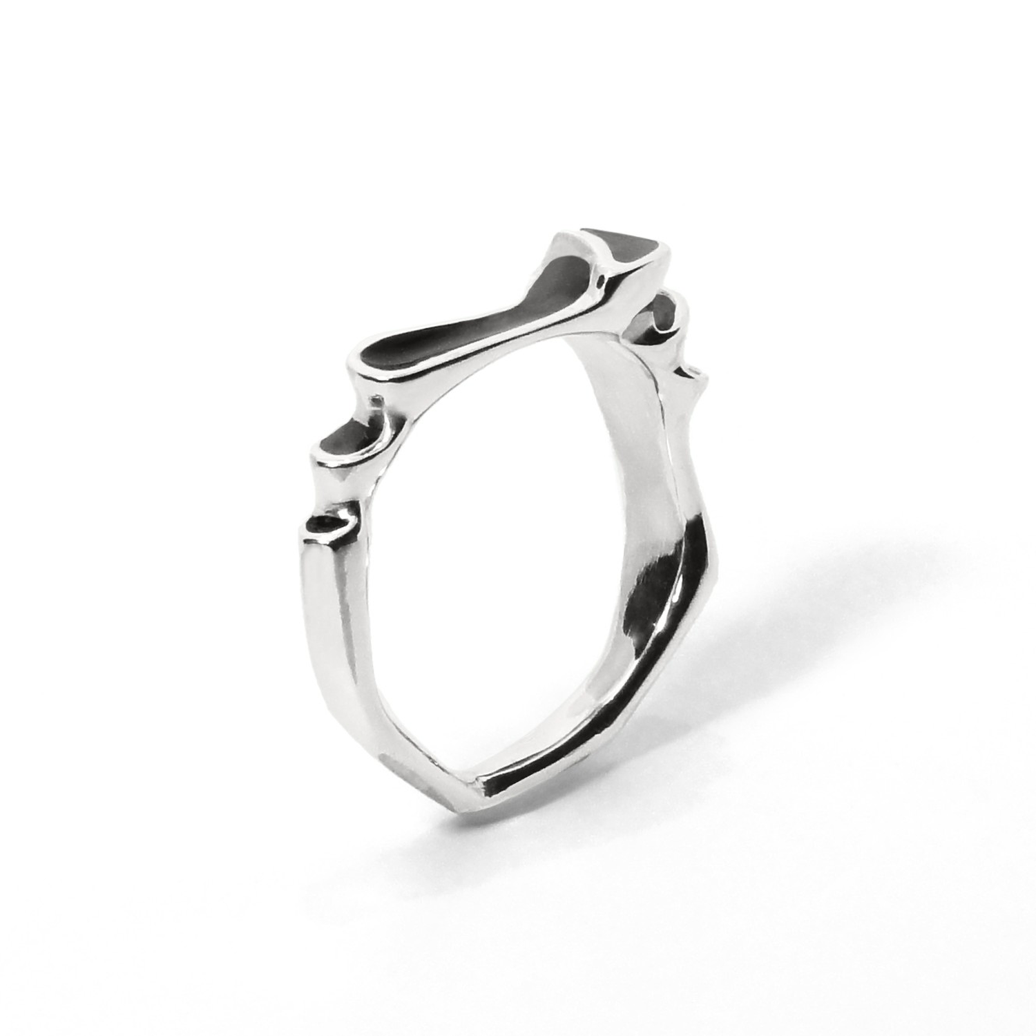 Bague Oua en argent 925 recyclé avec laque noire vue de face sur fond blanc pièce destruturée aux six bassins