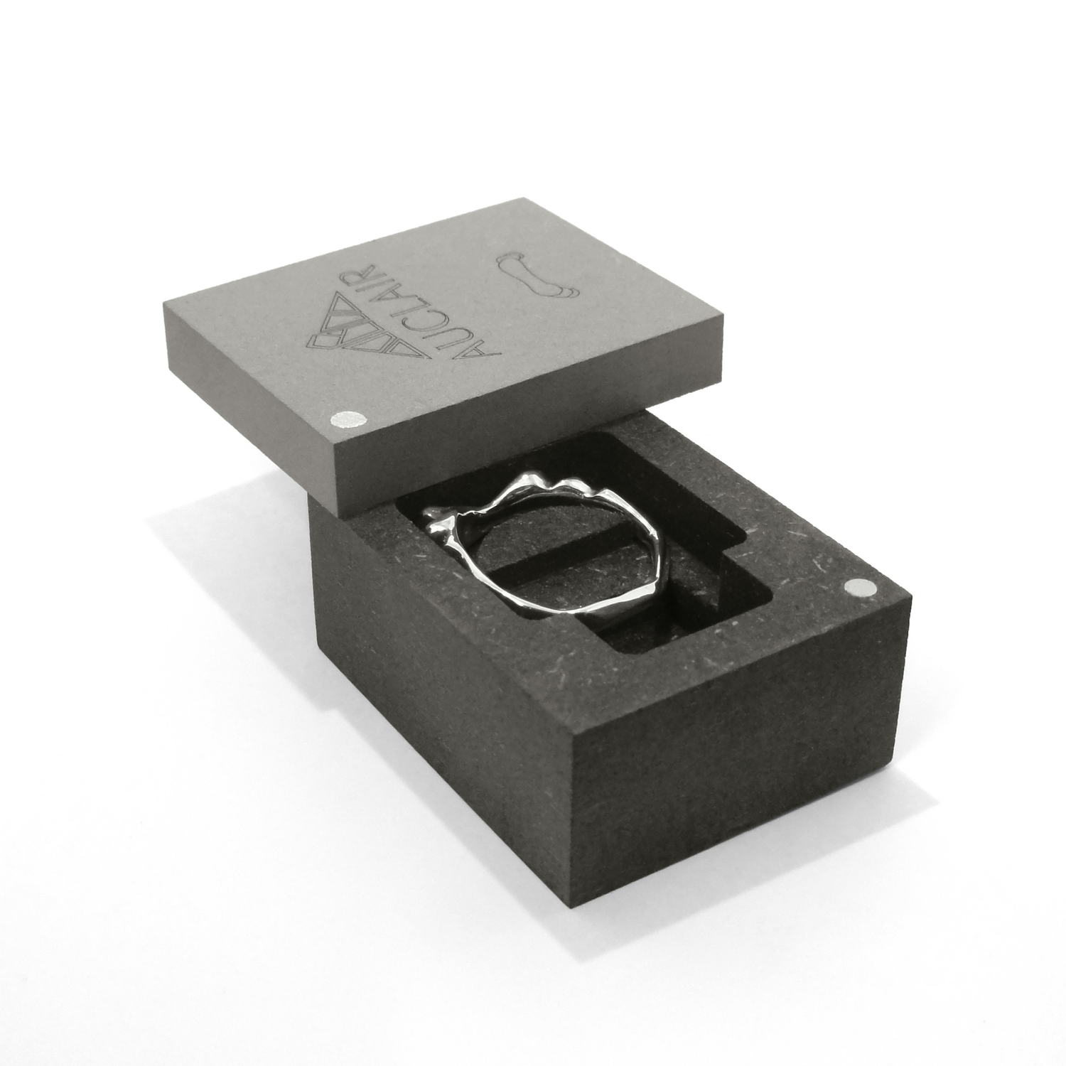 bague Oua en argent avec laque présentée dans son écrin en bois ouvert sur fond blanc