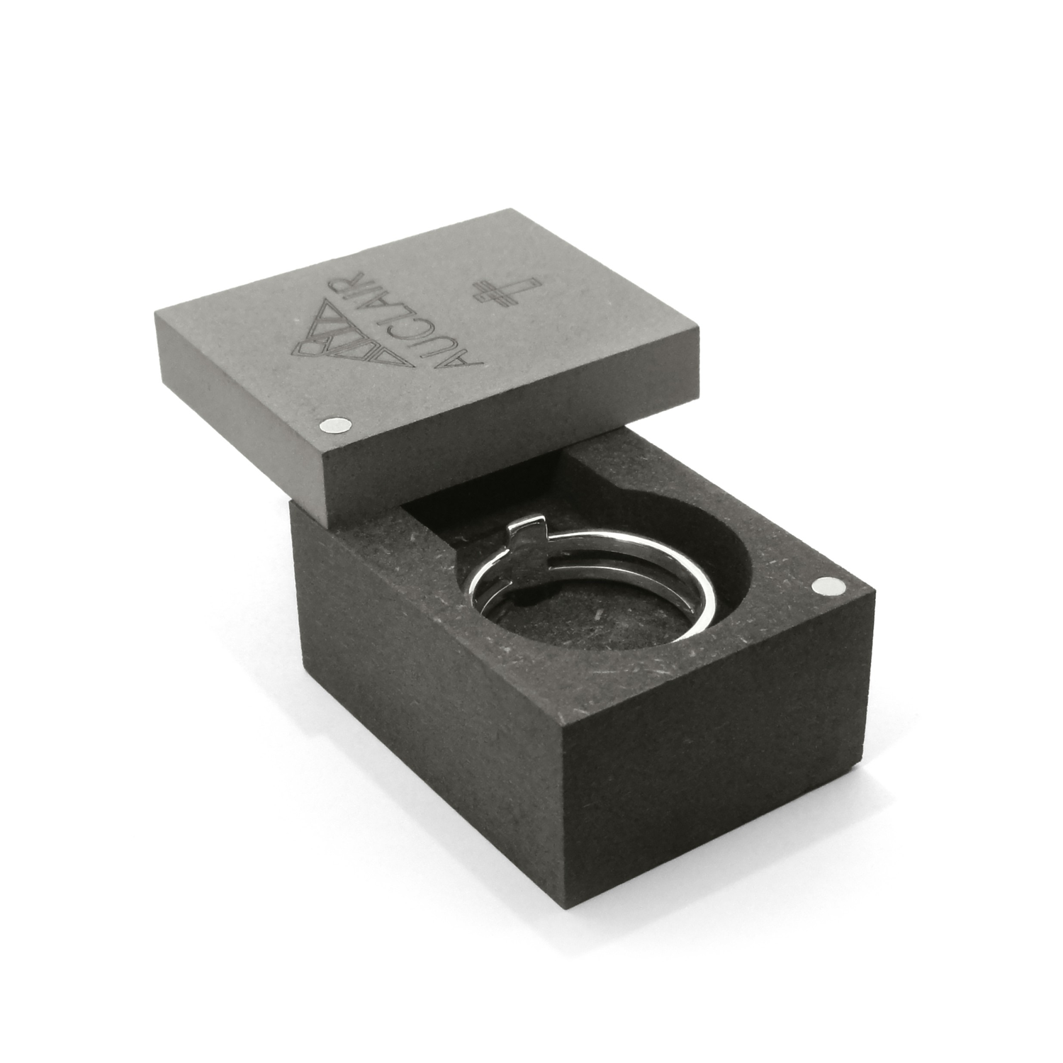 bague troy argent laque presentee dans son ecrin bois ouvert cadeau ideal