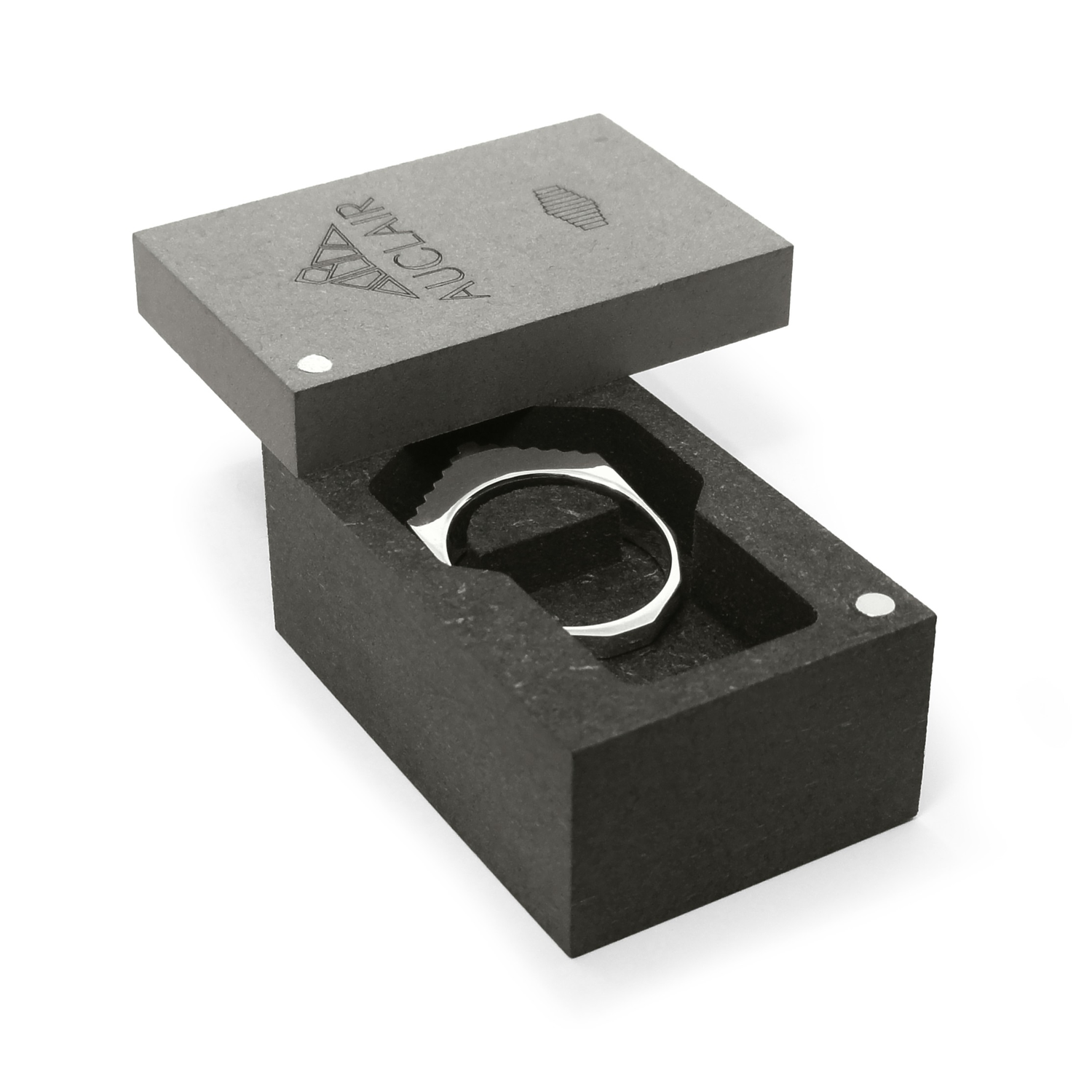 Bague Amy en argent 925 posée dans son écrin en bois MDF gravé avec le couvercle ouvert