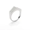 Bague Amy en argent 925 recyclé design sculptural avec motif en escalier ou en marches sur un fond blanc