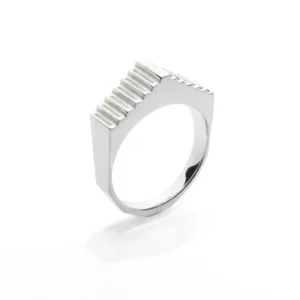 Bague Amy en argent 925 recyclé design sculptural avec motif en escalier ou en marches sur un fond blanc