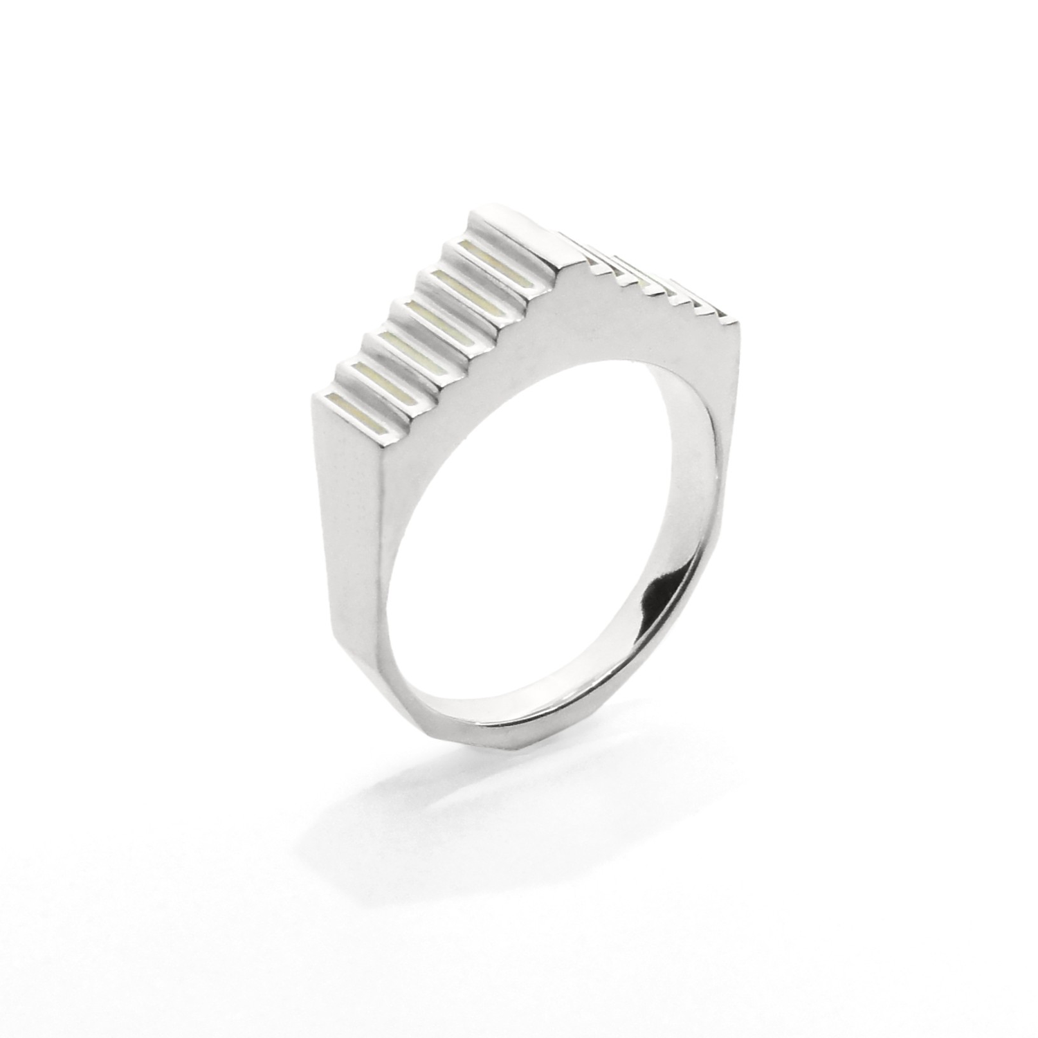 Bague Amy en argent 925 recyclé design sculptural avec motif en escalier ou en marches sur un fond blanc