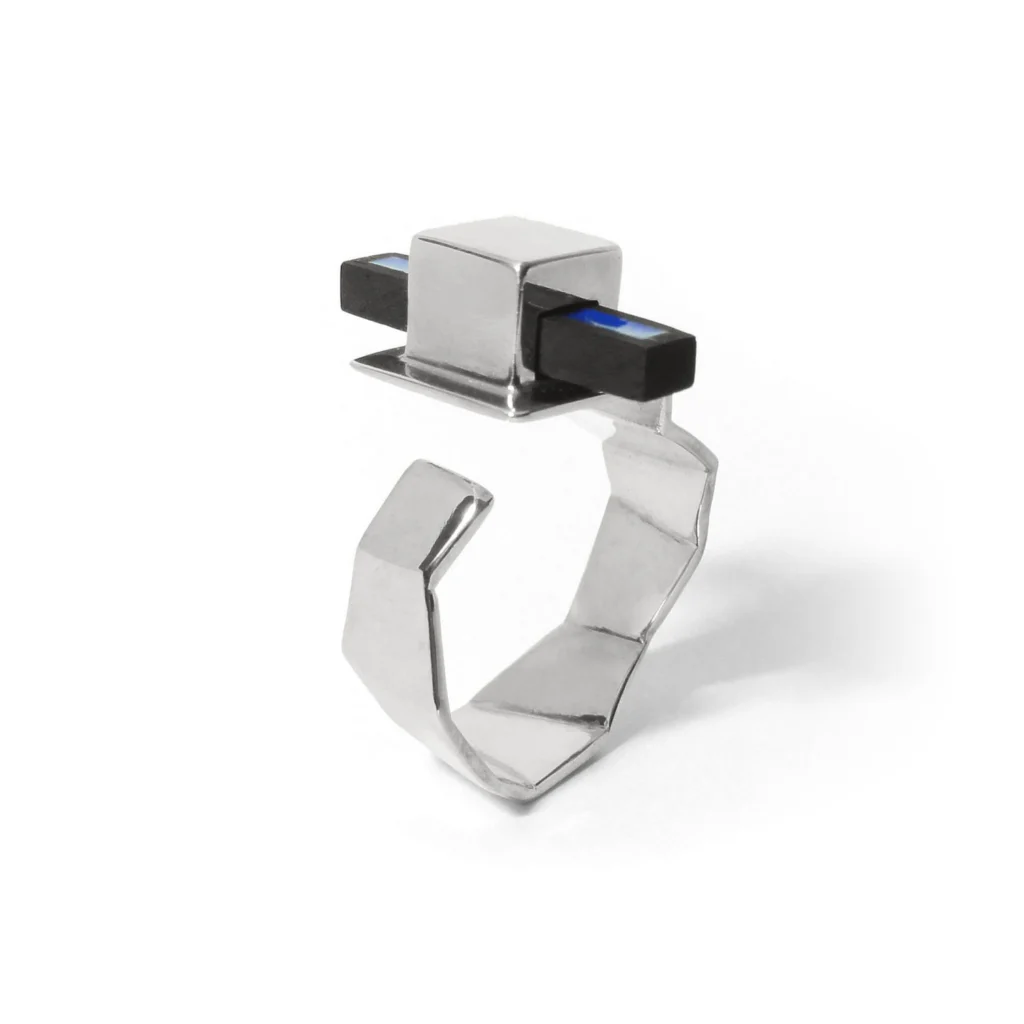 bague adapa en argent avec laque bleue et bois précieux riveté vue de face sur fond blanc bijou design et artisanal