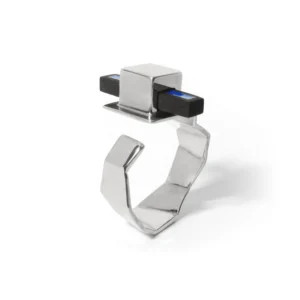 bague adapa en argent avec laque bleue et bois précieux riveté vue de face sur fond blanc bijou design et artisanal