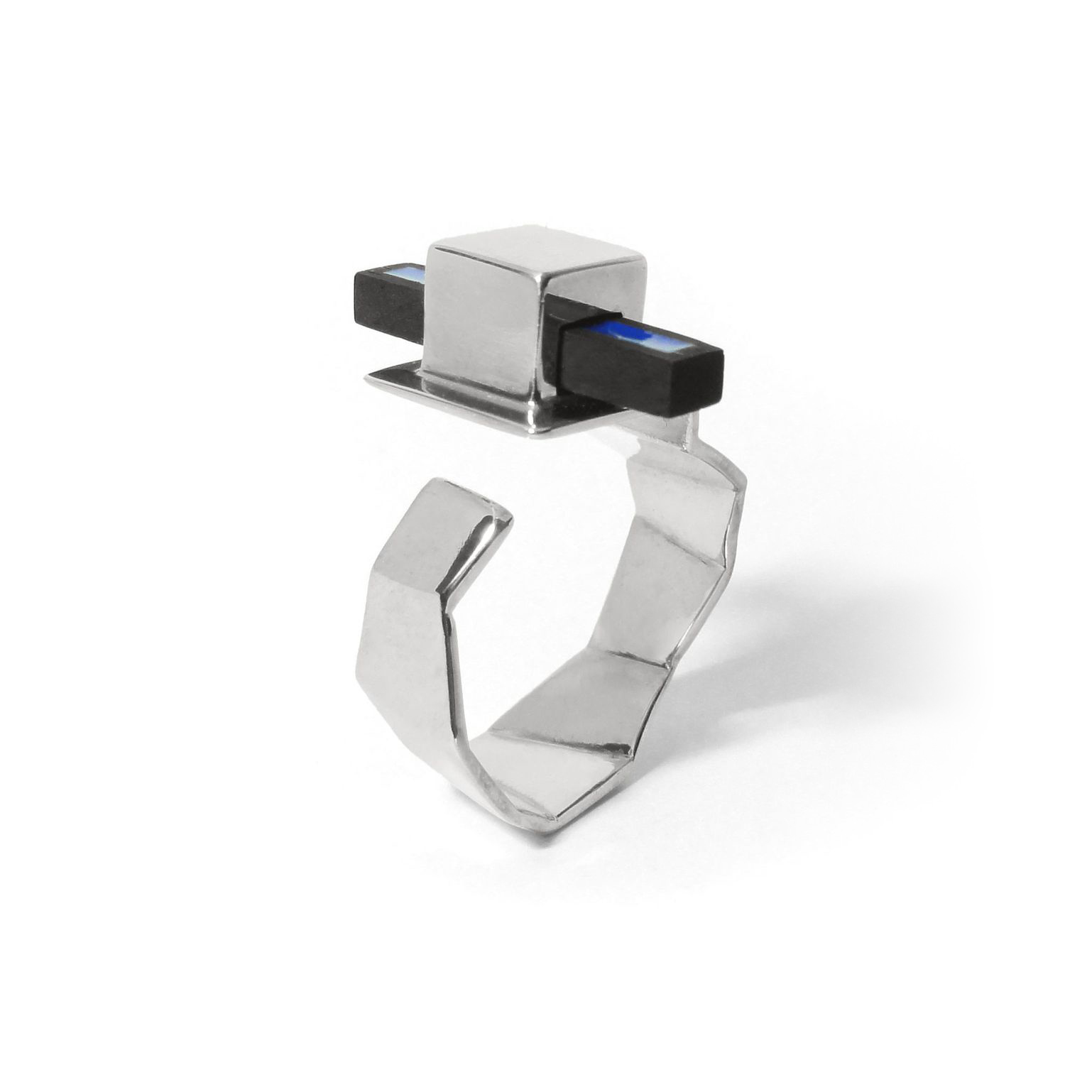 bijoux ecologique bague argent femme bois ligne bleu laque design artisan face adapa bague adapa en argent avec laque bleue et bois précieux riveté vue de face sur fond blanc bijou design et artisanal